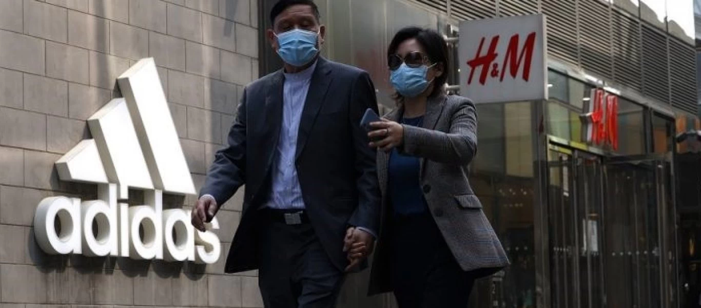 Γιατί η Κίνα απαγορεύει τα ρούχα των H&M, Nike, Adidas και Zara